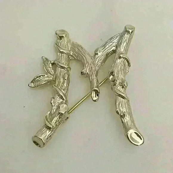Vintage SARAH COVENTRY Letter M Initial Monogram Gold Tone BAMBOO Pin Brooch - Picture 3 of 7